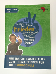 Schwarzer Junge zeigt den Friedensgruß