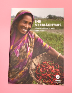 Schwarze Frau mit einem Korb Peperoni