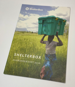 Schwarze Frau trägt grüne Hilfsbox